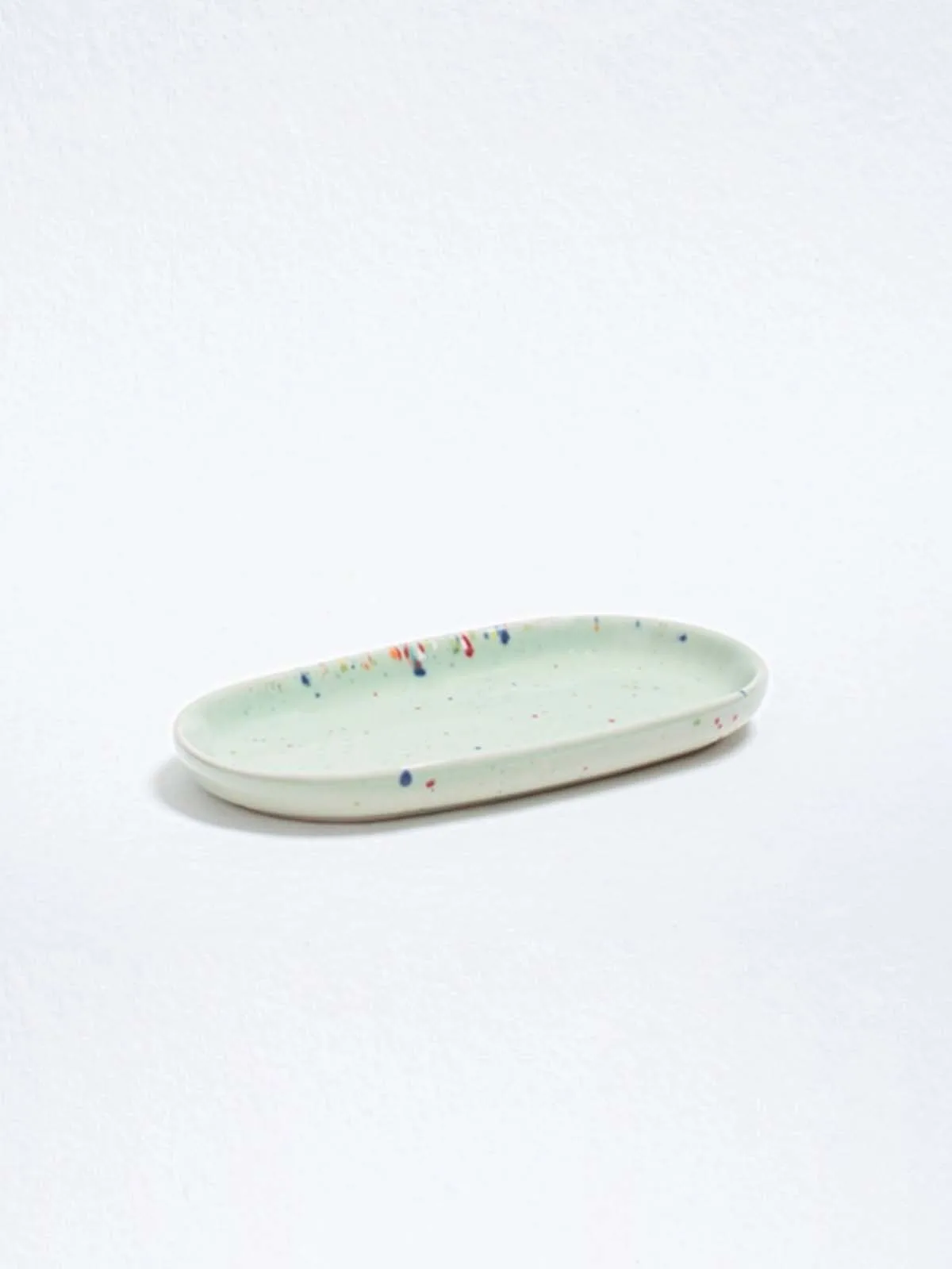 Fad "fisk"confetti" 30,5 x 14,5 cm i hvid - Blå