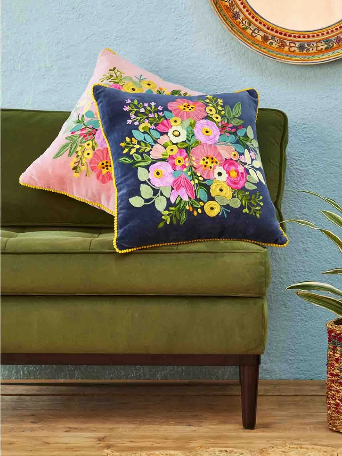 Pude 45x45 cm - "Jacinta" i marine med blomster broderi