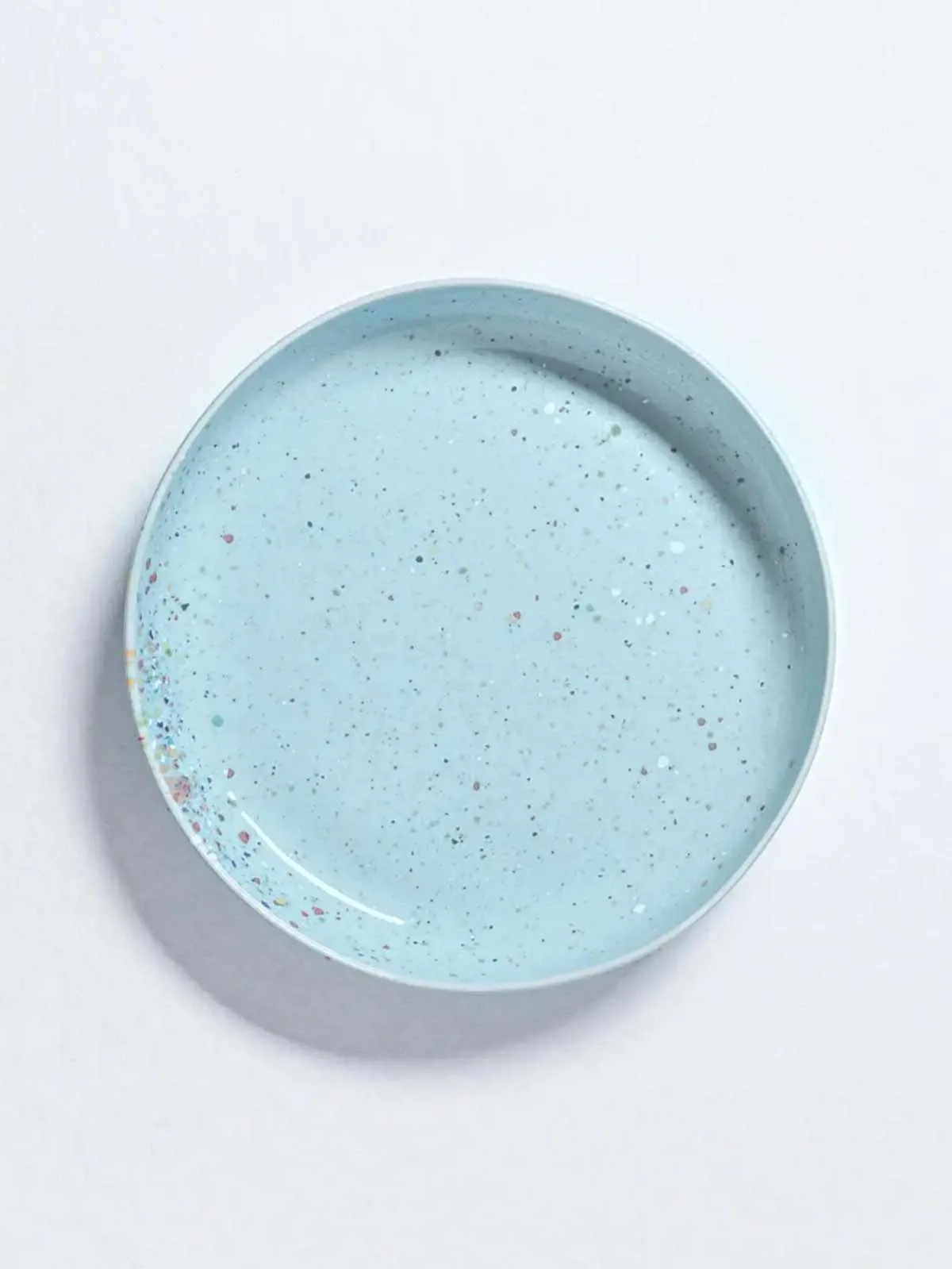 Lav pastatallerken "confetti" 23 cm - flere farver - Babyblå
