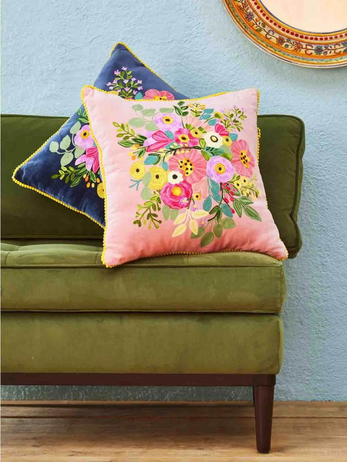 Pude 45x45 cm - "Jacinta" i Lyserød med blomster broderi