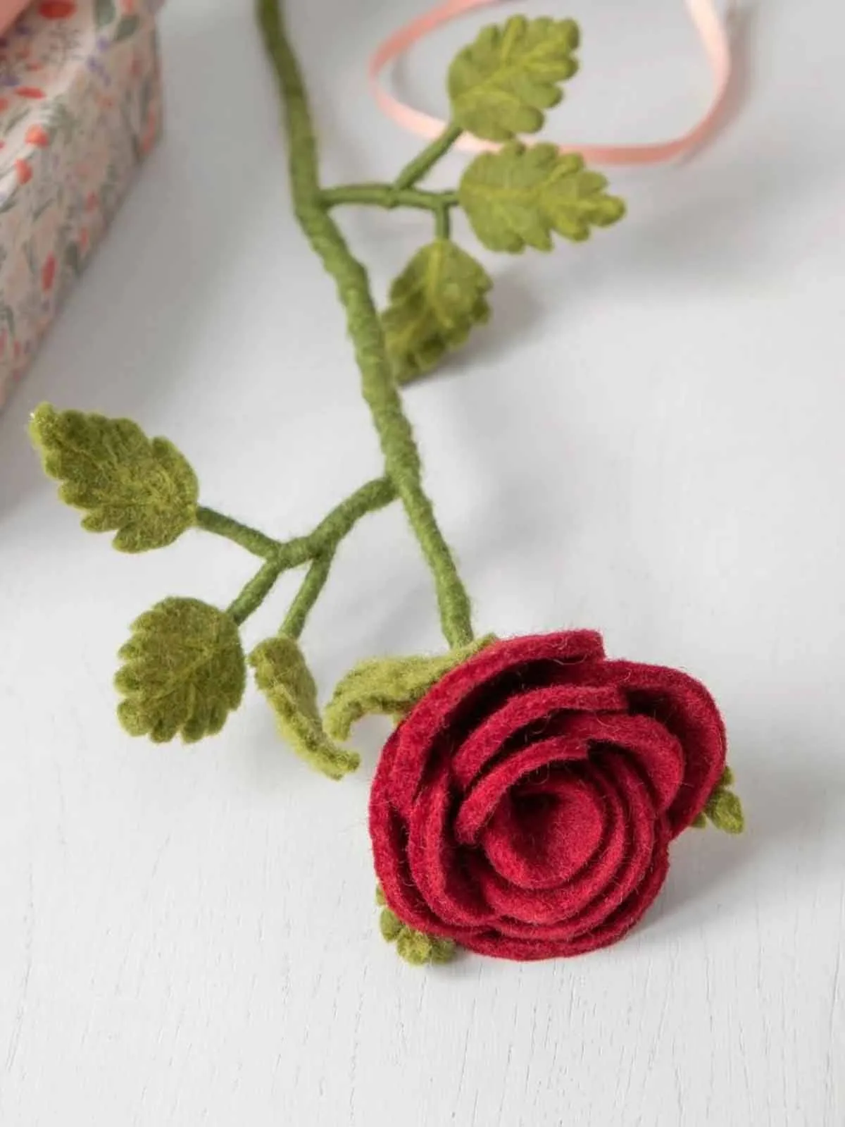 Filt Langstilket rose i rød