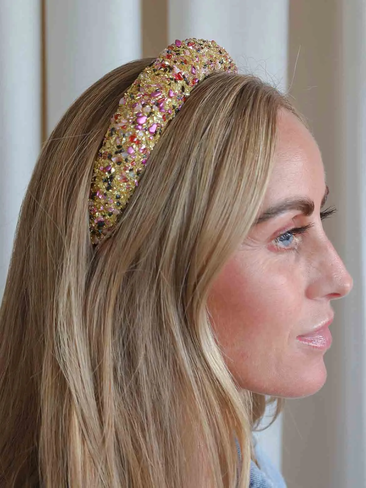 Hårbøjle "Cassandra" - Guld med pink og lilla sten
