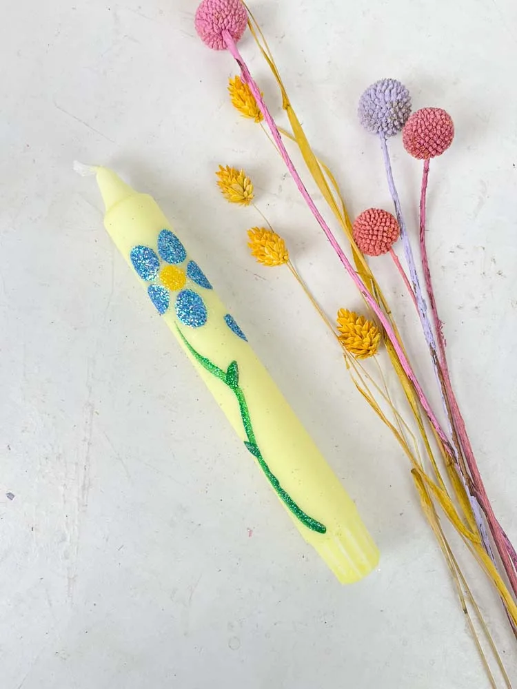Lys "Blomst"- Lysegul med blå blomst