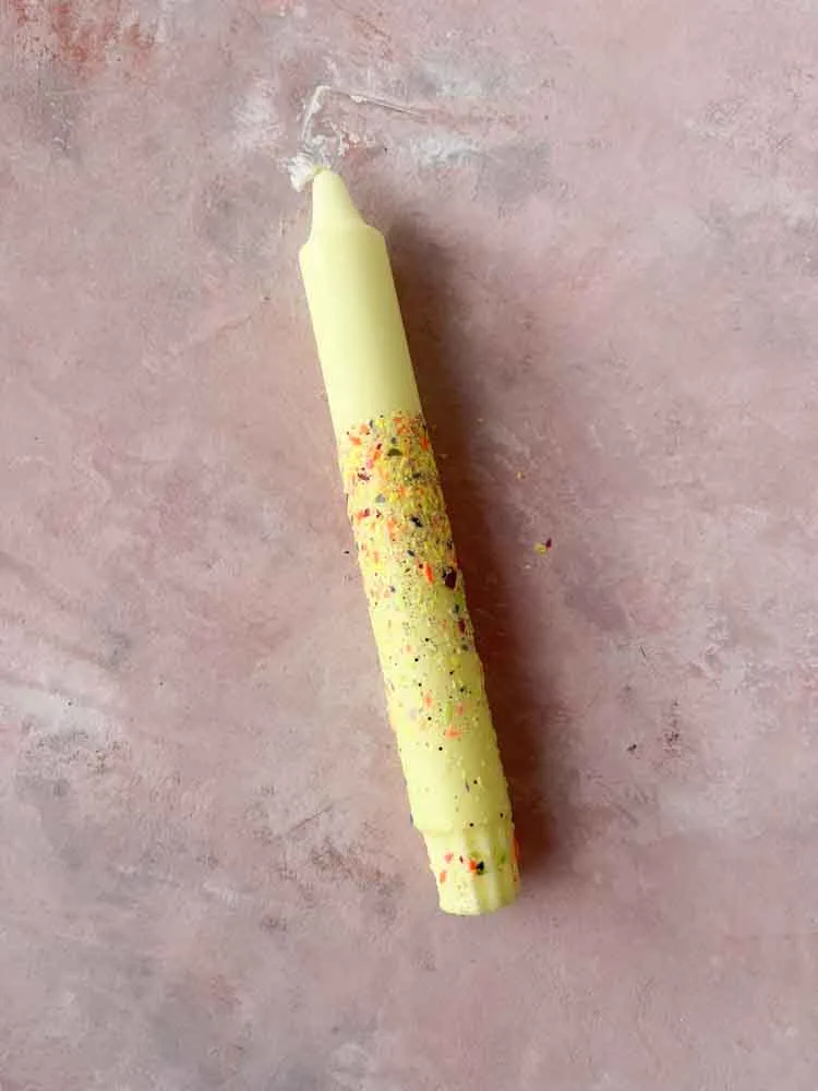 Lys "Lysegul med confetti"