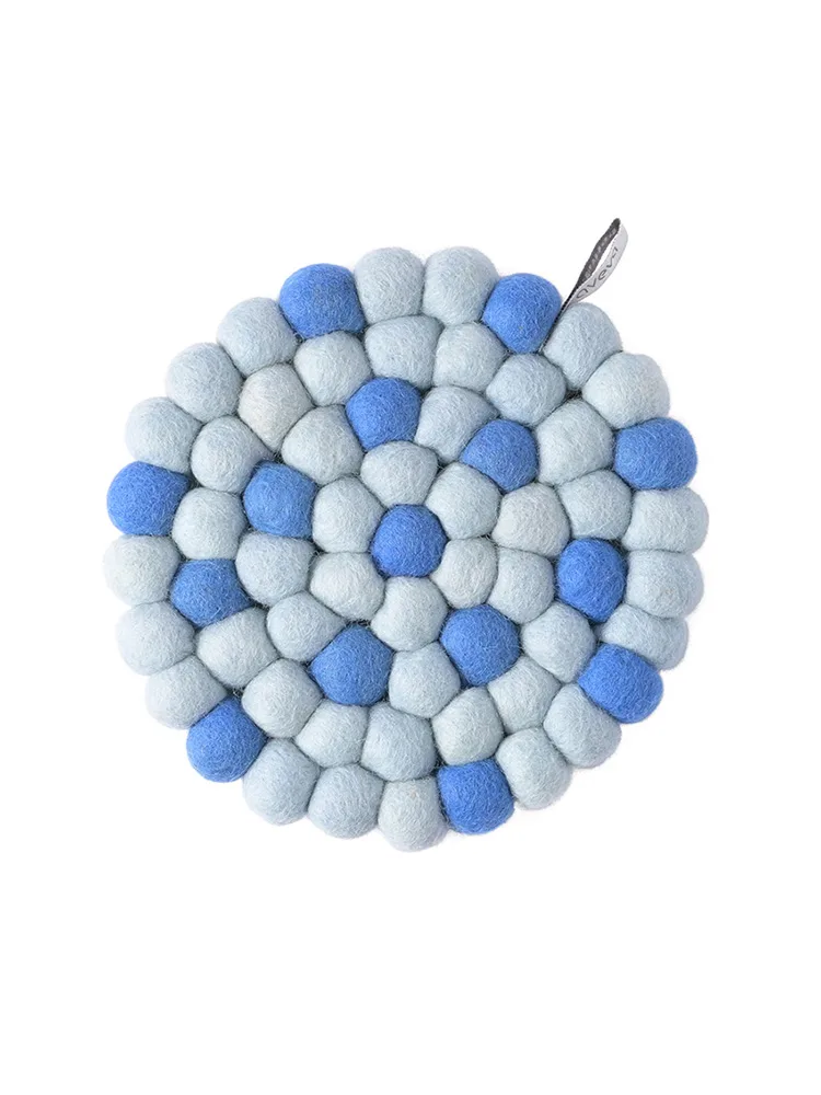 Rund bordskåner i filt - Blue dots