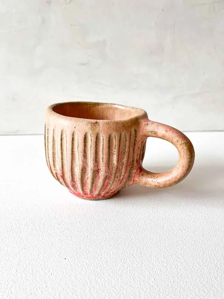 "Hygge" kop smalle riller - rosa/rød på mørkt ler