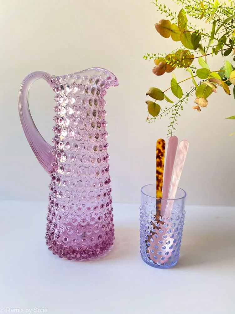 Høj kande i pindsvineglas - lyslilla (neodym)