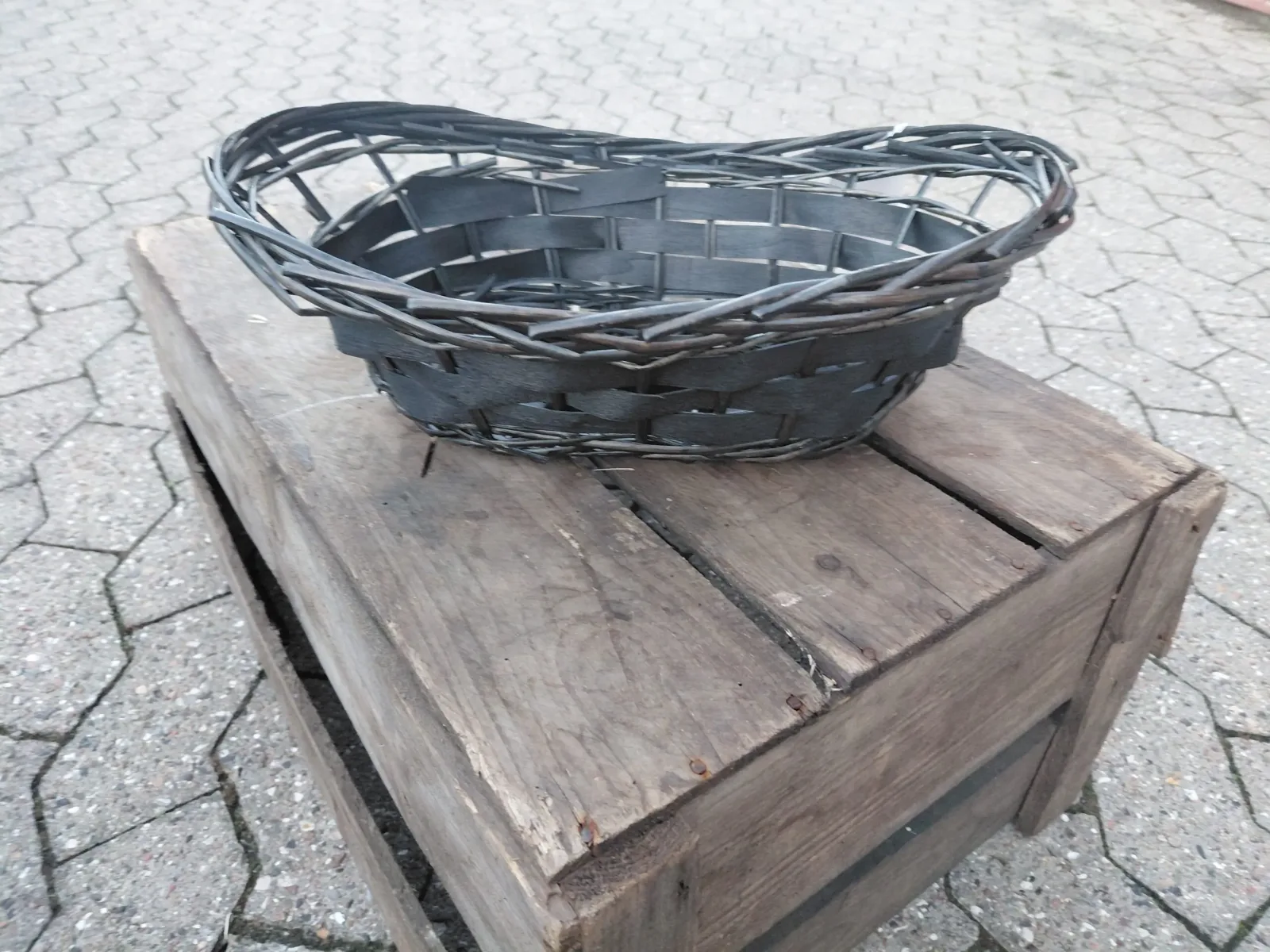 Oval kurv i farvet mørk pil og bark